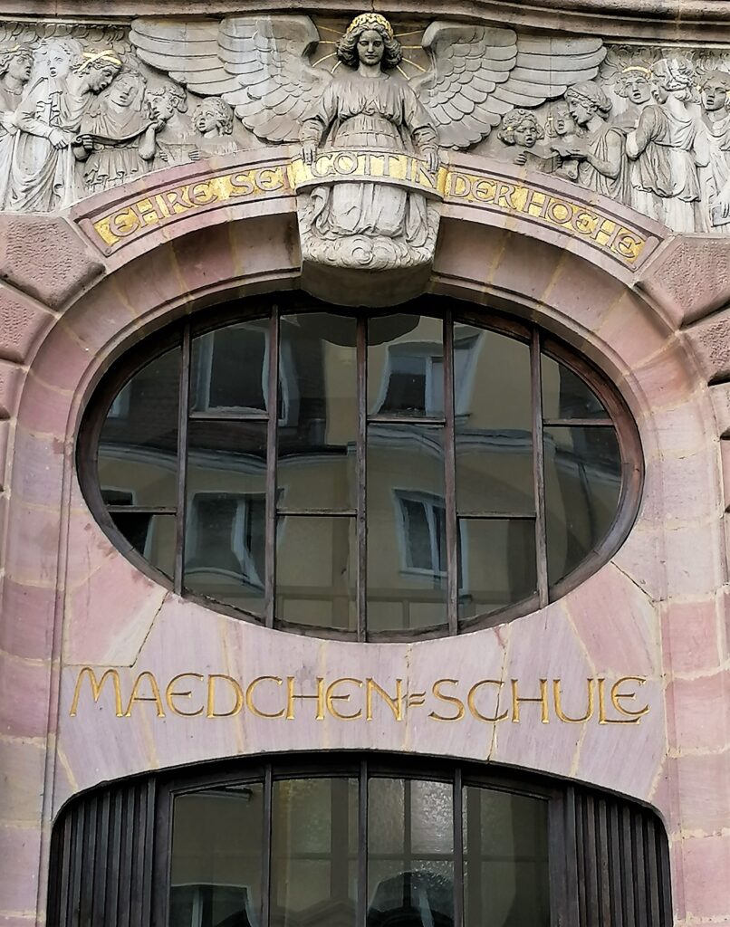 Mädchen Eingang der Bismarckschule Nürnberg